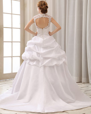 রোমান্টিক লেস ক্যাপ আস্তিন হ্যাল্টার নেক হার্ট আকৃতির ব্রা সহ বিবাহের পোশাক