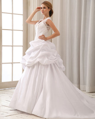 রোমান্টিক লেস ক্যাপ আস্তিন হ্যাল্টার নেক হার্ট আকৃতির ব্রা সহ বিবাহের পোশাক